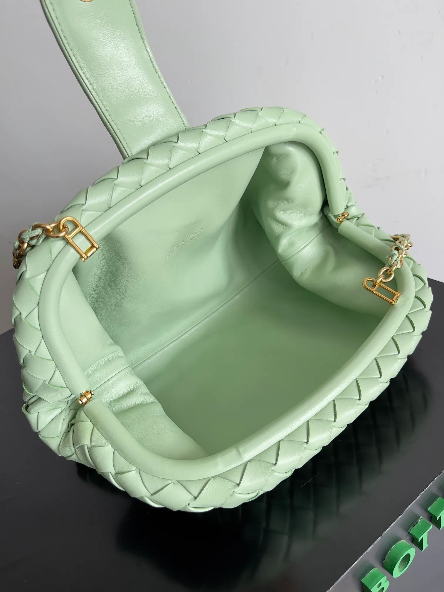 Batch 2260 BOTTEGA VENETA Lady's LAUREN CLUTCH Chain Clutch was inspired by 40 years ago. It is a perfect fusion of classic and modern bags. It is effortless and fashionable for any occasion and at any time. The newly added detachable metal chain allows people to have more ways to carry it. It is grand and elegant. Style No.: 785807 Size: 31.5*16.5*11cm